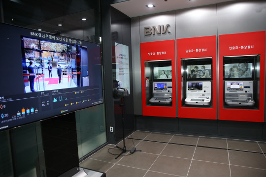 BNK경남은행이 카페식 미래형 영업점으로 선보인 창원 명곡지점 내부. 스마트폰 앱으로 상담예약을 하고 지정맥 인증으로 카드나 통장 없이 은행업무를 처리할 수 있다.                 BNK경남은행 제공